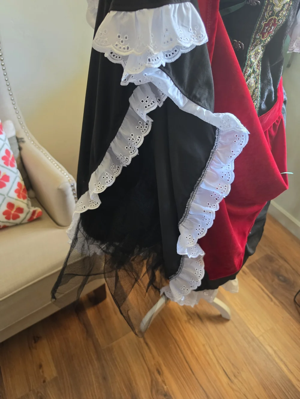 Traditional Women's Drindl Dress with Red Apron and Black Bodice - Picture 4 of 6